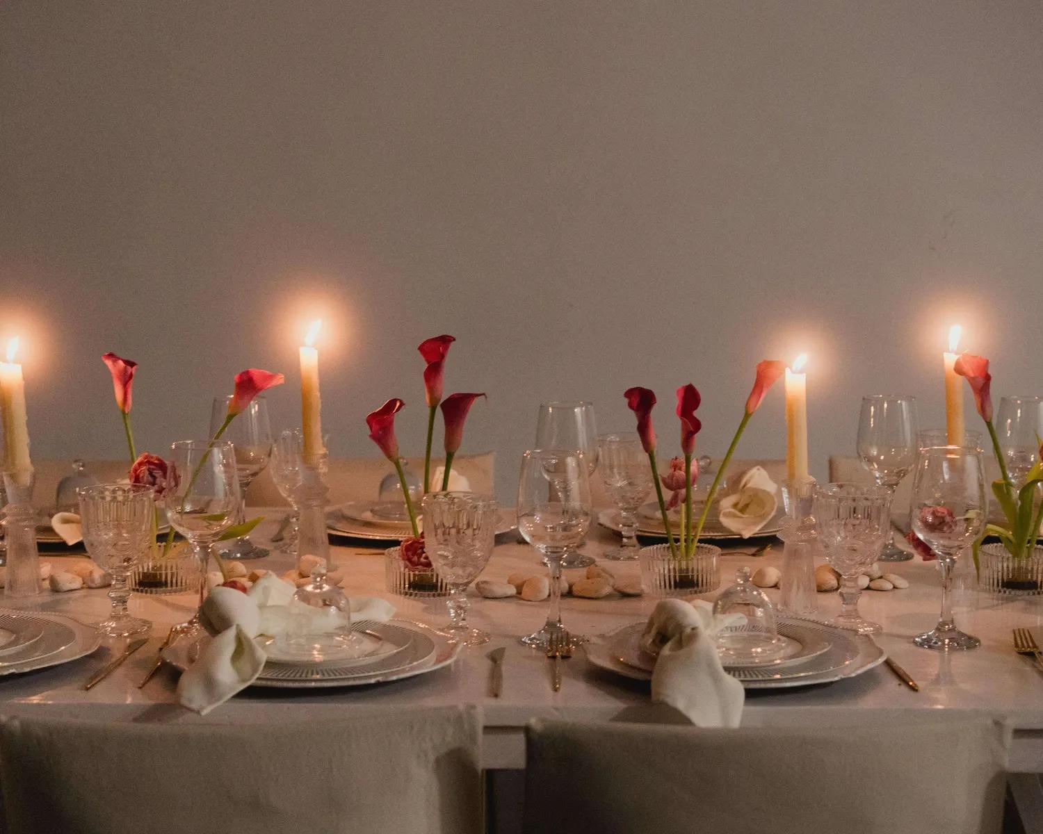 Mesa con velas y alcatraces montada por MAKA